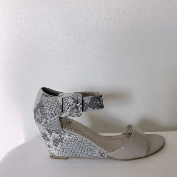 Impo Vantage Grey Snake Print Heel Upper Strap Wedge Open Toe Sandals Size 6.5 - Picture 15 of 15
